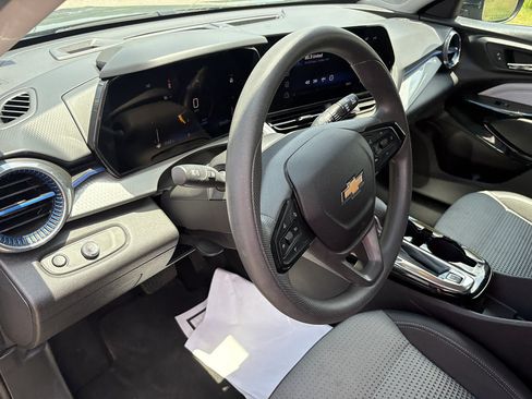 Used 2025 Chevrolet Trax LT FWD image 29