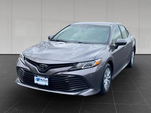 Used 2018 Toyota Camry FWD image 1