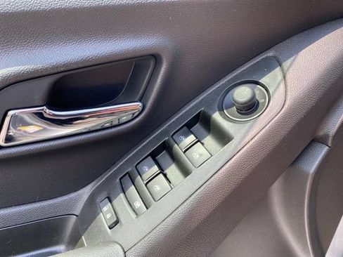 Used 2020 Chevrolet Trax LT FWD image 10