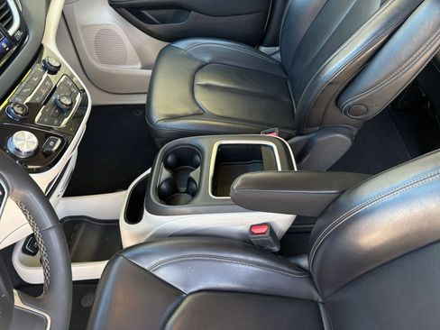 Used 2023 Chrysler Pacifica Touring-L FWD image 43