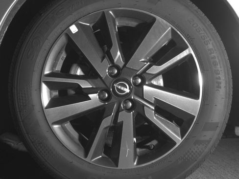 Used 2025 Nissan Versa SV FWD image 12