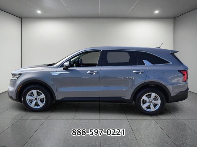 Used 2023 Kia Sorento LX FWD image 2