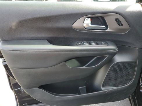 Used 2025 Chrysler Pacifica Select image 24