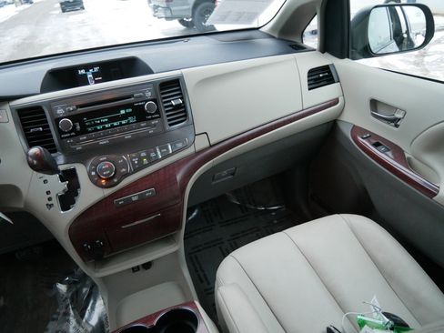 Used 2013 Toyota Sienna XLE image 11