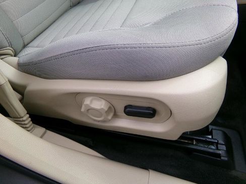 Used 2018 Ford Taurus SE image 27