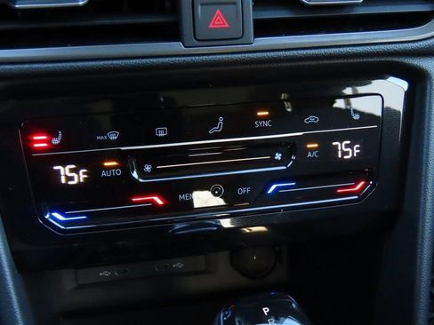 New 2025 Volkswagen Taos SE image 25