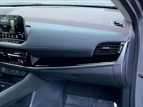 Used 2023 Nissan Rogue SL w/ SL Premium Package image 18