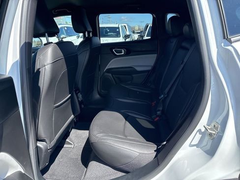 Used 2025 Jeep Compass Limited image 21