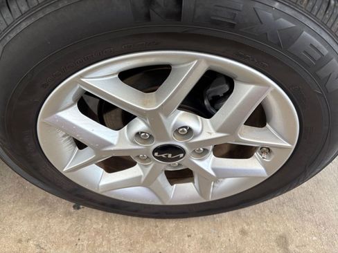 Used 2025 Kia Soul LX w/ LX Technology Package FWD image 30