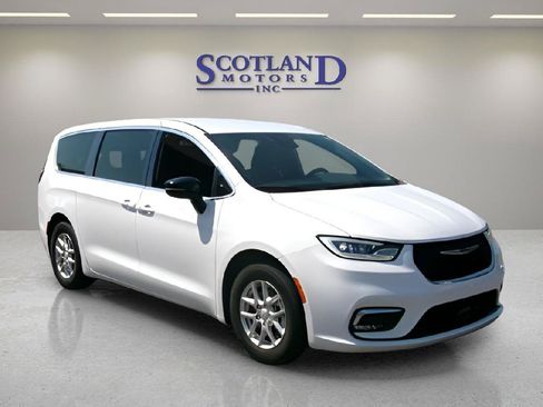 Used 2025 Chrysler Pacifica Select FWD image 4