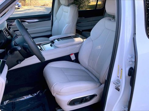 Certified 2024 Jeep Wagoneer 4WD w/ Premium Group I image 8