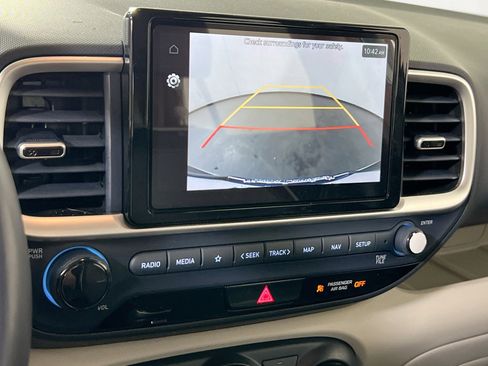 Used 2023 Hyundai Venue Limited FWD image 14