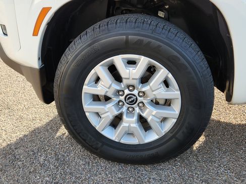 Used 2023 Nissan Frontier SV image 2