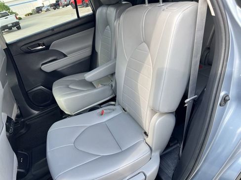 Used 2021 Toyota Highlander XLE AWD/4WD image 25