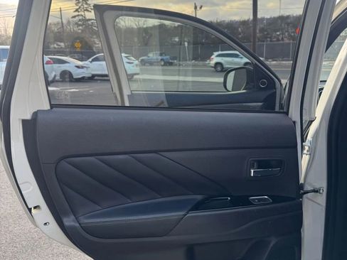 Used 2019 Mitsubishi Outlander SEL image 25