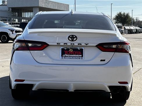 Used 2023 Toyota Camry SE image 5