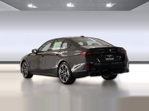 Used 2026 BMW 530i w/ M Sport Package RWD image 3