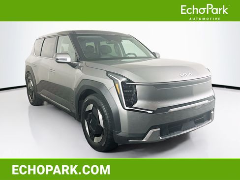 Used 2024 Kia EV9 Light RWD image 1