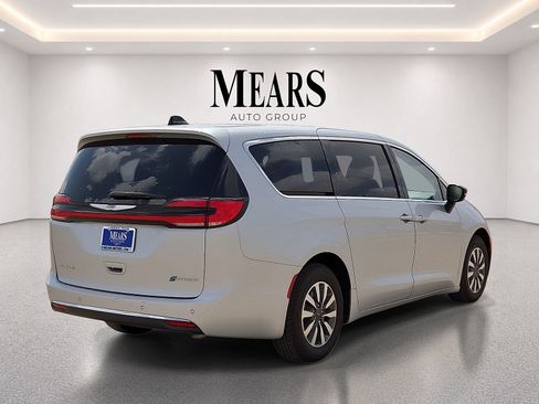 Used 2024 Chrysler Pacifica Limited FWD image 5