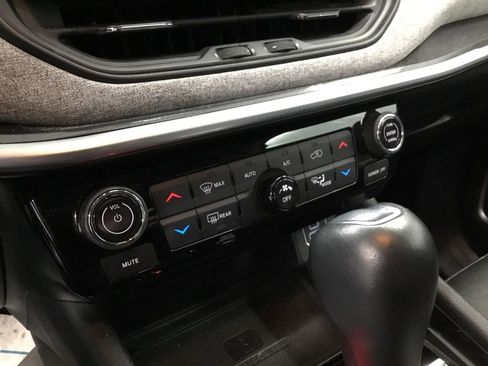 Used 2022 Jeep Compass Latitude w/ Sun and Sound Group AWD/4WD image 16