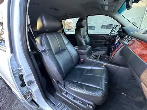 Used 2011 GMC Yukon XL SLT image 35