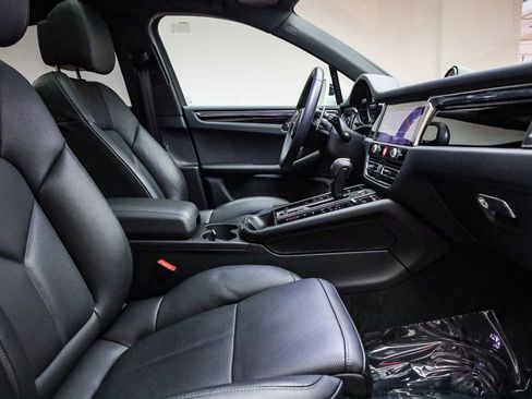 Certified 2025 Porsche Macan image 24