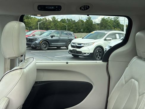 Used 2018 Chrysler Pacifica Limited w/ Tire & Wheel Group FWD image 30