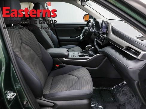 Used 2023 Toyota Highlander LE image 25