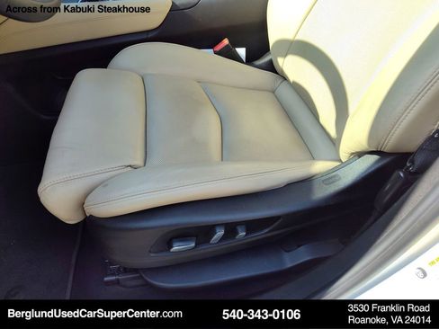 Used 2017 Cadillac XT5 Luxury w/ Driver Awareness Package image 16