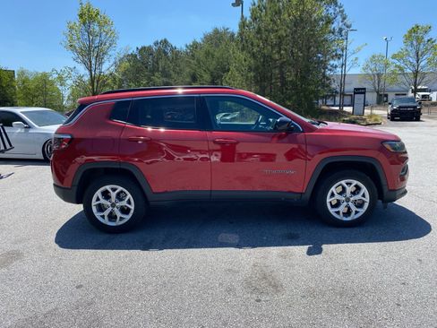 Used 2025 Jeep Compass Latitude AWD/4WD image 7