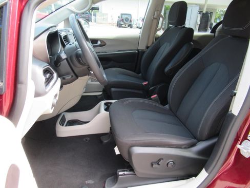 Certified 2022 Chrysler Voyager LX FWD image 17