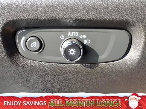 Used 2023 Chevrolet Traverse LT w/ Rear Camera Mirror Package image 18