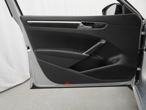 Used 2018 Volkswagen Passat 3.6 image 36