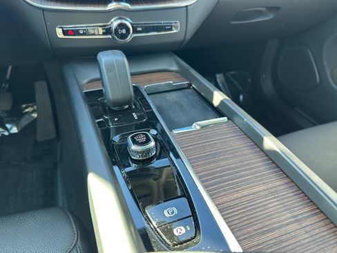 Used 2022 Volvo XC60 B5 Momentum image 15