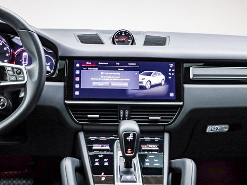 Used 2022 Porsche Cayenne Platinum Edition image 18