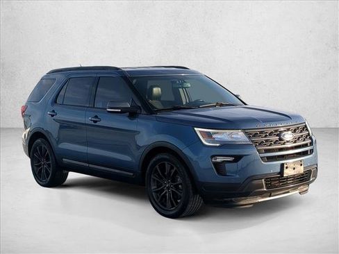 Used 2018 Ford Explorer XLT w/ Equipment Group 202A FWD image 3