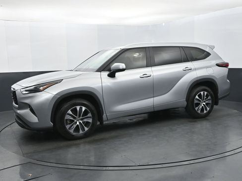 Used 2024 Toyota Highlander XLE image 2