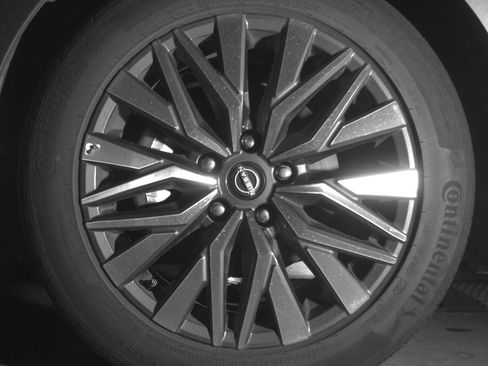 Used 2025 Nissan Altima 2.5 SV FWD image 12