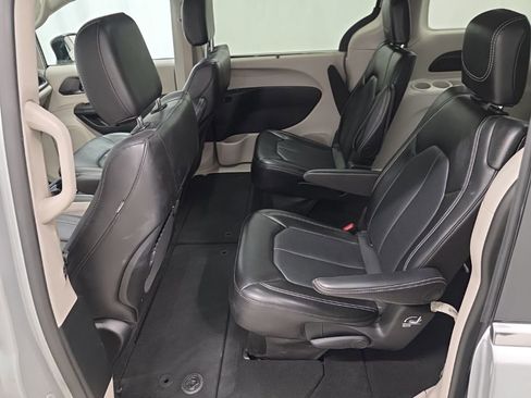 Used 2024 Chrysler Pacifica Touring-L image 10