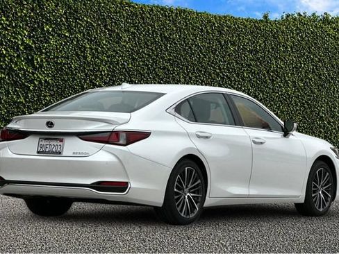 Used 2025 Lexus ES 300h w/ Premium Package FWD image 4