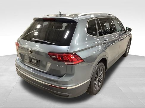 Used 2022 Volkswagen Tiguan SE w/ Panoramic Sunroof Package image 7