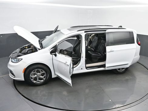 Used 2023 Chrysler Pacifica Limited AWD/4WD image 65