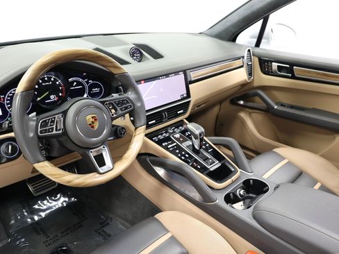 Used 2021 Porsche Cayenne Turbo S image 2