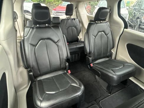 Used 2022 Chrysler Pacifica Touring-L AWD/4WD image 47