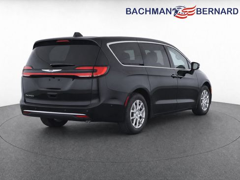 Used 2023 Chrysler Pacifica Touring-L FWD image 7