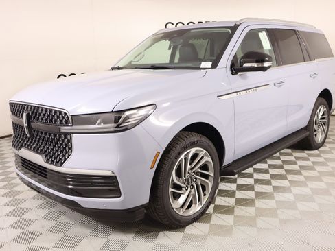 New 2026 Lincoln Navigator Premiere AWD/4WD image 11