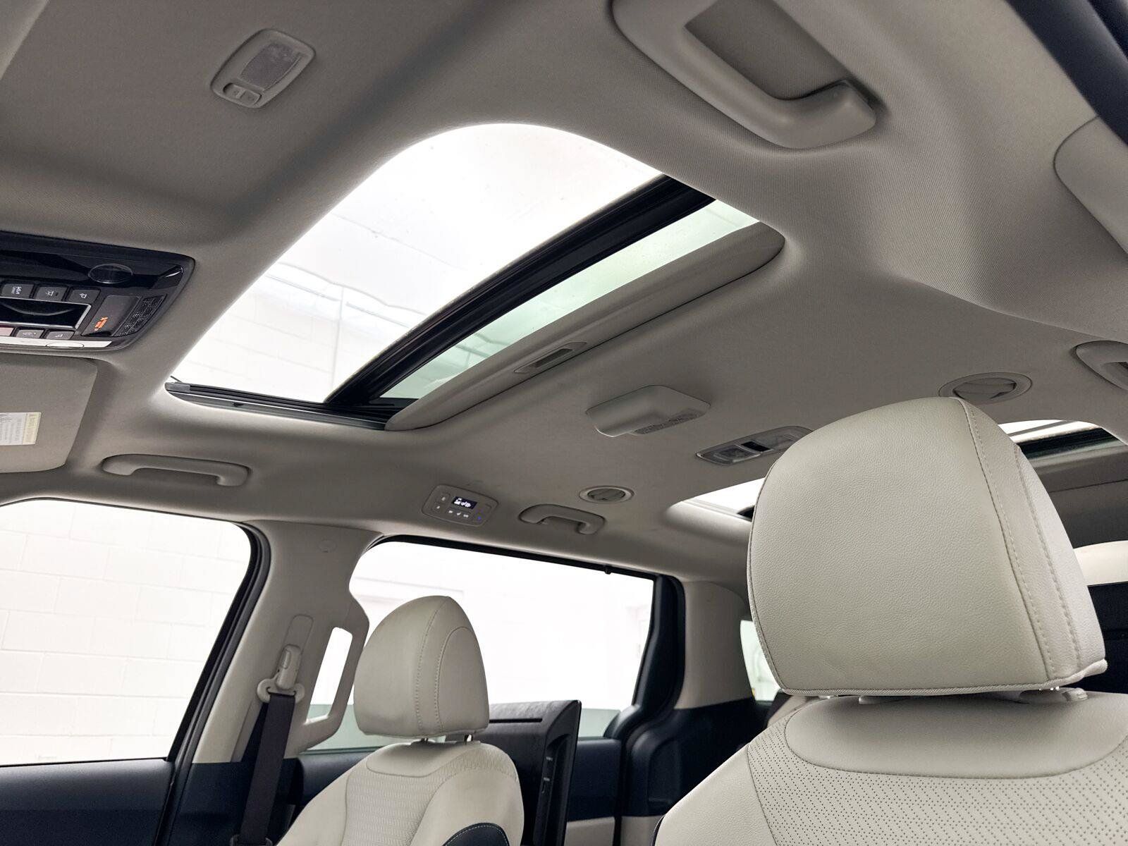 Certified 2025 Kia Carnival SX Prestige FWD image 3