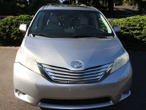 Used 2011 Toyota Sienna XLE w/ Entertainment Pkg FWD image 11