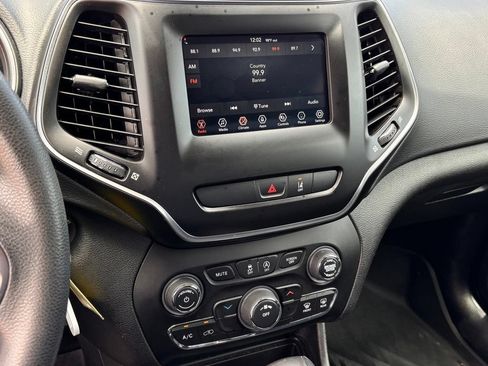 Used 2021 Jeep Cherokee Latitude w/ Mopar Interior Package AWD/4WD image 15