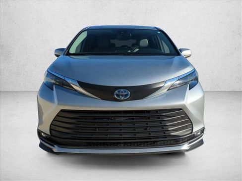 Used 2025 Toyota Sienna XLE FWD image 2